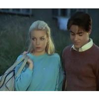 Martin Zounar a Eva Vejmělková v seriálu Chlapci a chlapi (1. díl, 1988, režie Evžen Sokolovský)