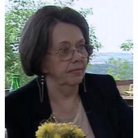 Jiřina Jirásková v seriálu Dobrá čtvrť (2005-2008, režie Karel Smyczek, 1. díl)