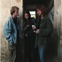 Vladimír Škultéty, Sandra Nováková a Vilma Cibulková ve filmu Muž, který vycházel z hrobu (2001, režie Dušan Klein)